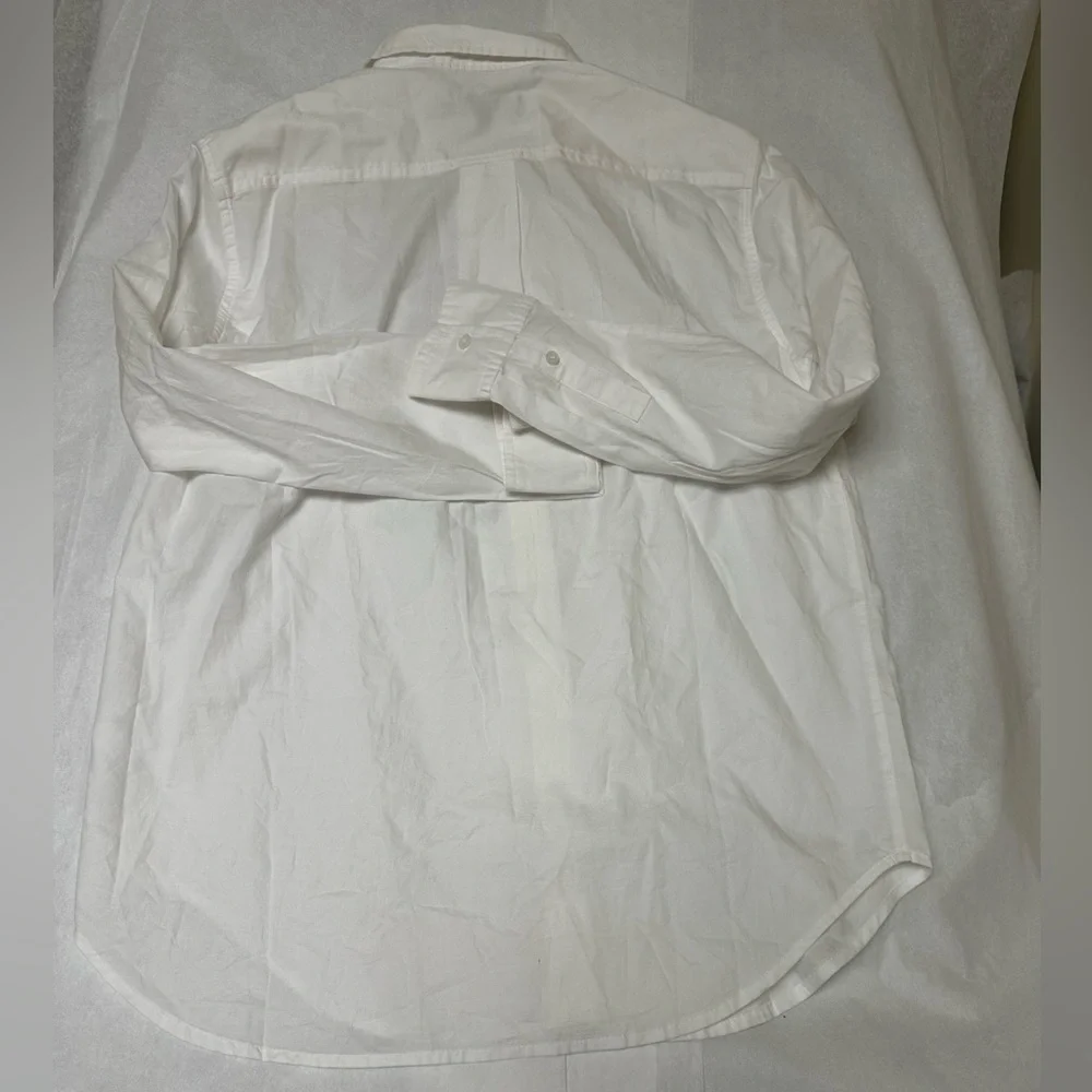 Everlane Must-Have White Button Down Shirt in Silky Cotton - Picture 5 of 8